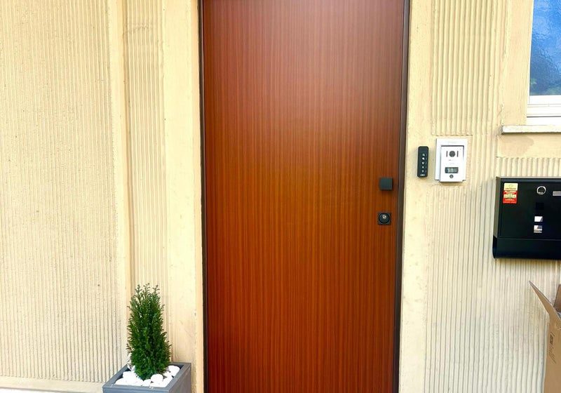 Porta blindata effetto legno con lettore elettronico per l'apertura smart