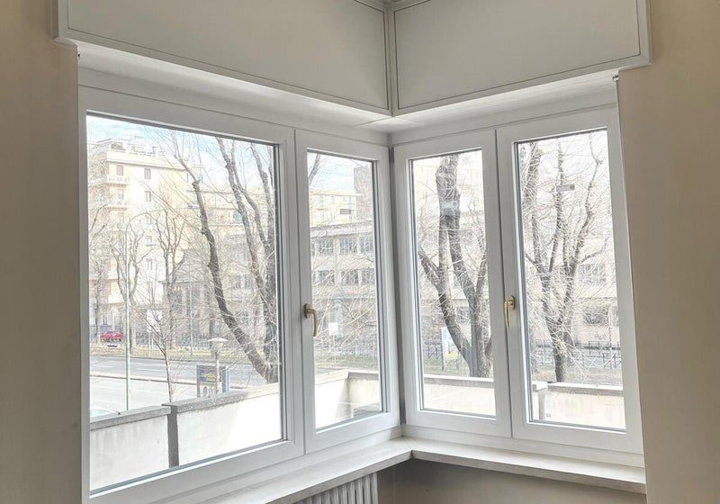 Serramenti in PVC bianco ad angolo installati in un appartamento di Torino